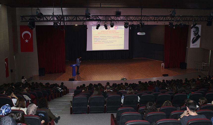 Eğitim uzmanı ‘Bonus Hoca’ öğrencilere motivasyon semineri gerçekleştirdi